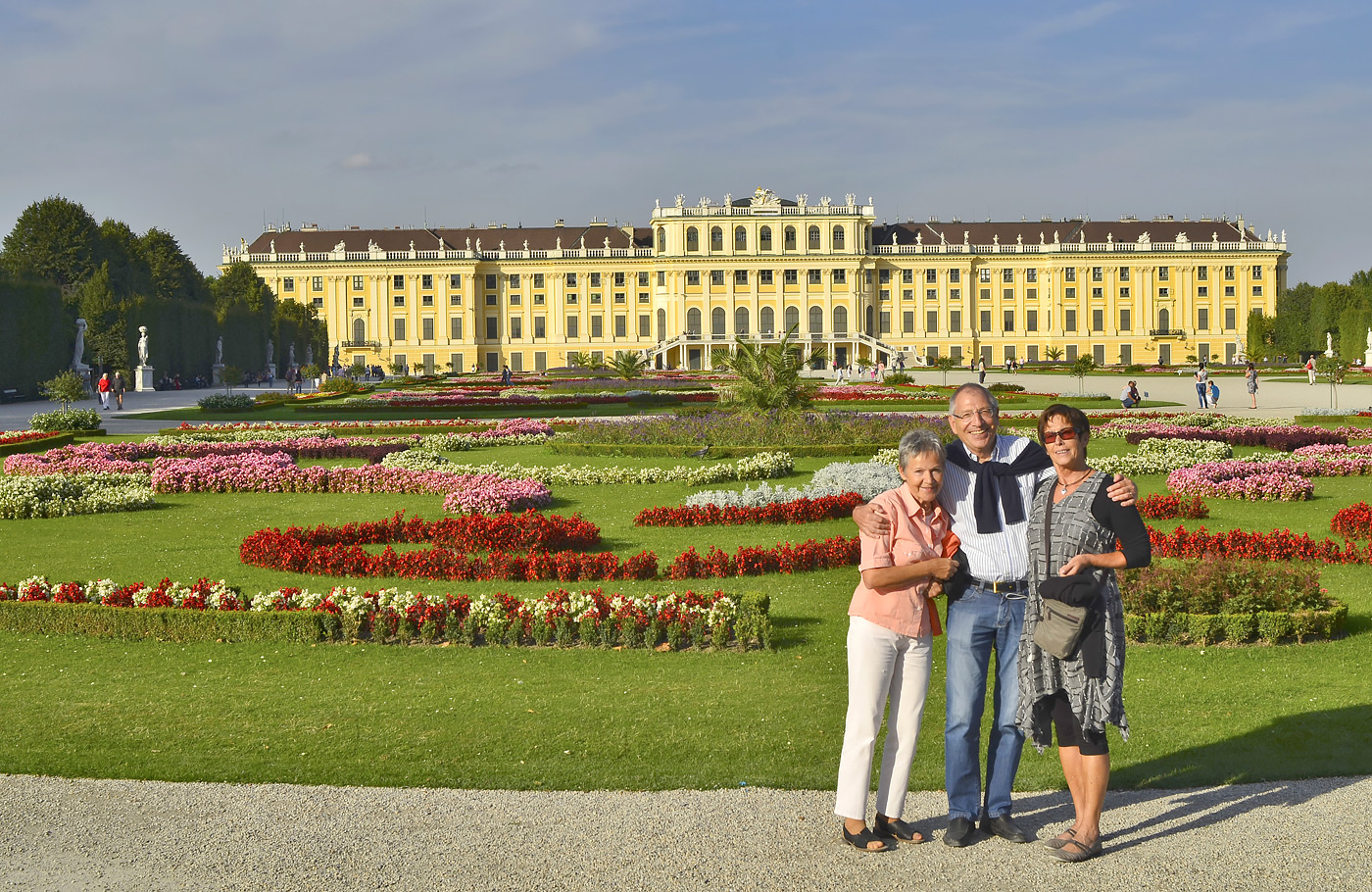 Met Maaskant Reizen, per comfort-class touringcar naar Romantisch Wenen & Wienerwald Met o.a. Wenen, Regensburg, Salzburg, Schönbrunn, Hofburg, Donauturm, Melk en Wienerwald.