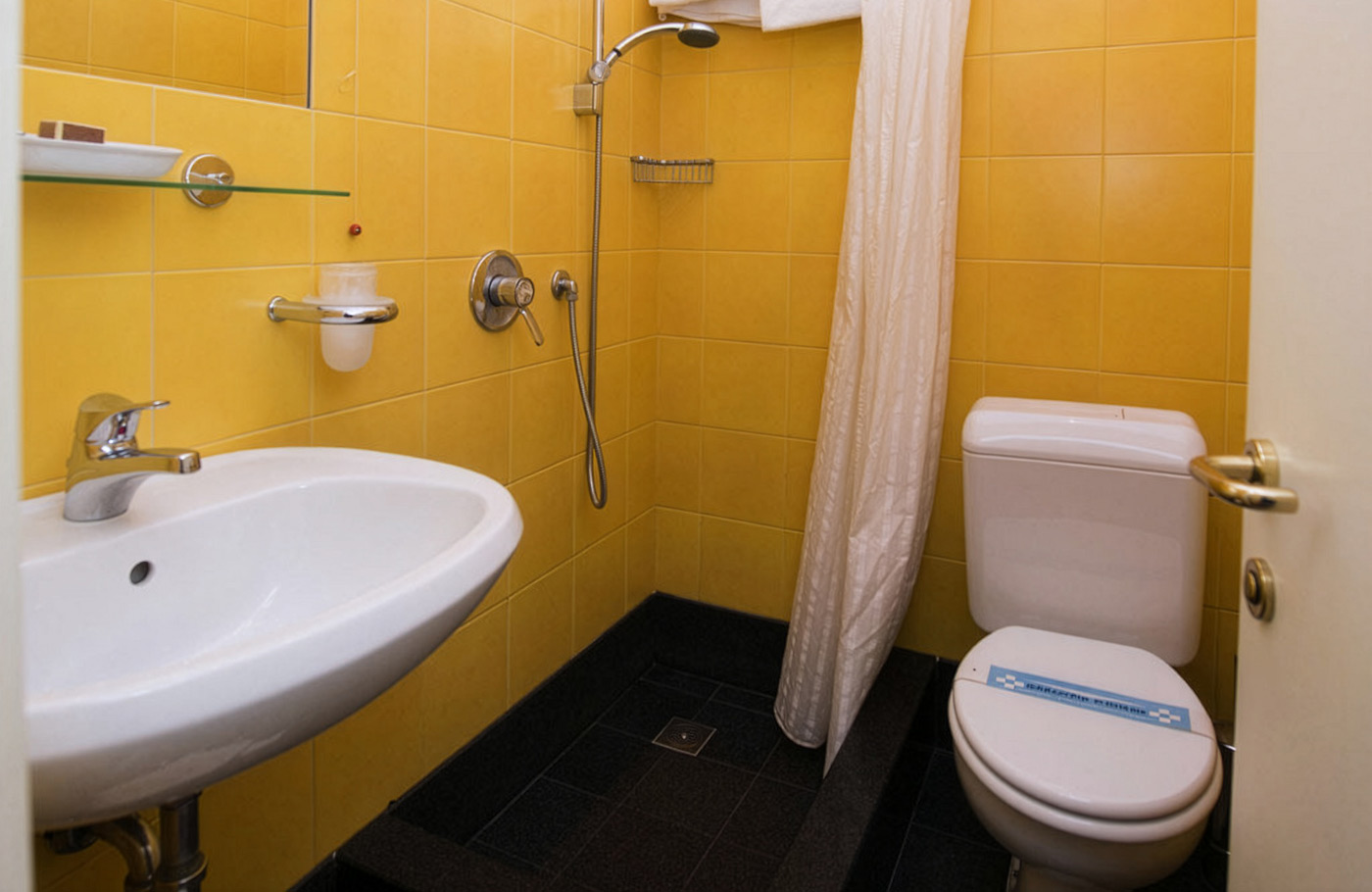 Comfort-class touringcar, busreis, Maaskant Reizen, Met o.a. Cannobio, Stresa, Orta San Giulio en de Borromeïsche eilanden