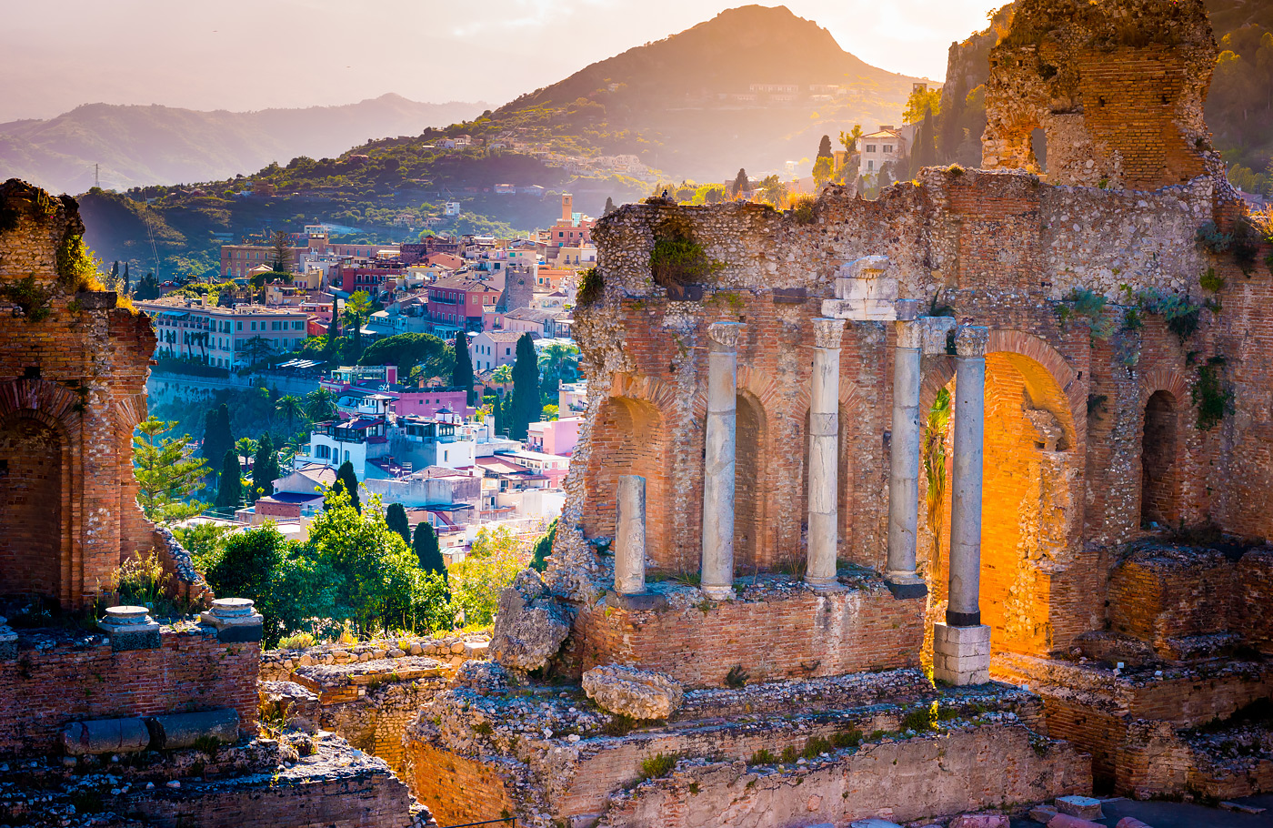 Busreis per comfort-class touringcar, compleet verzorgd Met o.a. Palermo, Cefalù, Ragusa, Syracusa, Roccella Ionica, Tropea en Cosenza