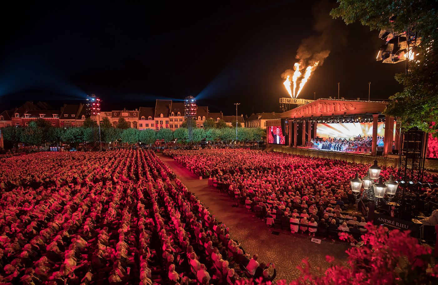 André Rieu op het vrijthof, terrasarrangement van Maaskant Reizen met diner en reis per tourist-class touringcar