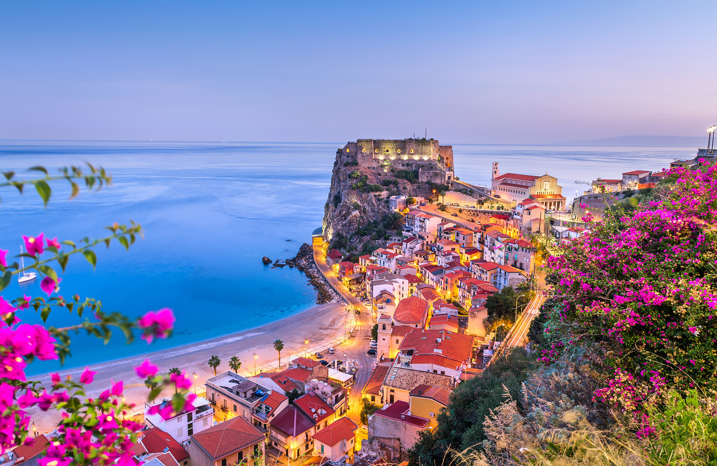 Busreis per comfort-class touringcar, compleet verzorgd Met o.a. Palermo, Cefalù, Ragusa, Syracusa, Roccella Ionica, Tropea en Cosenza