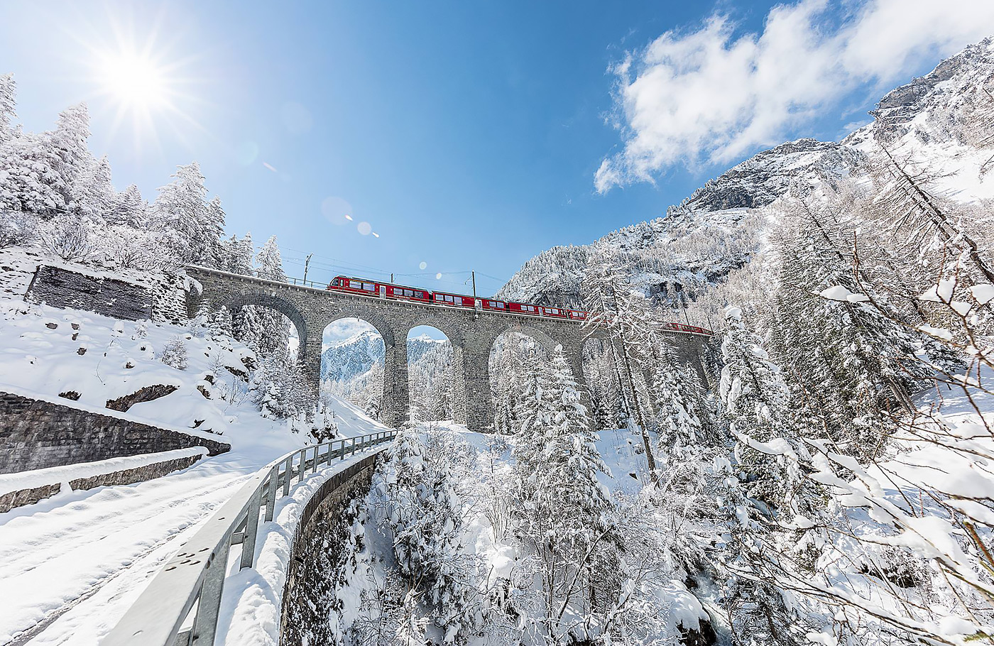 Per comfort-class touringcar van Maaskant Reizen naar Winters Zwitserland per bus en trein Busreis Zwitserland met treinreis over het Glacier Traject en excursies naar Appenzell, Werdenberg, Davos en Klosters
