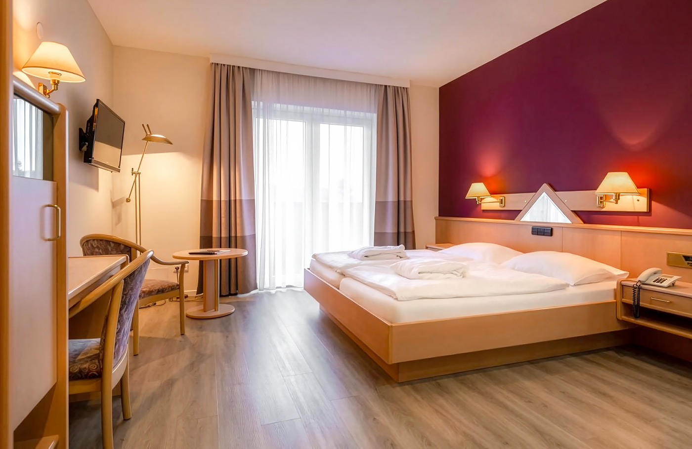 Met Maaskant Reizen, per comfort-class touringcar naar Romantisch Wenen & Wienerwald Met o.a. Wenen, Regensburg, Salzburg, Schönbrunn, Hofburg, Donauturm, Melk en Wienerwald.