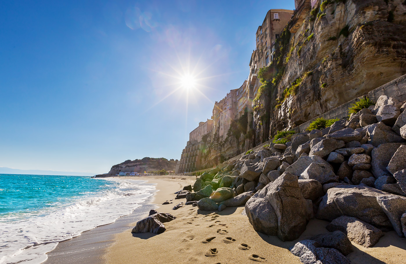 Busreis per comfort-class touringcar, compleet verzorgd Met o.a. Palermo, Cefalù, Ragusa, Syracusa, Roccella Ionica, Tropea en Cosenza