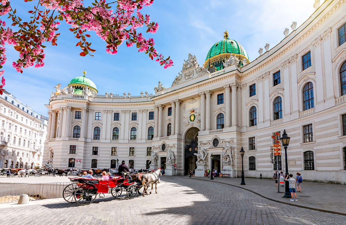 Met Maaskant Reizen, per comfort-class touringcar naar Romantisch Wenen & Wienerwald Met o.a. Wenen, Regensburg, Salzburg, Schönbrunn, Hofburg, Donauturm, Melk en Wienerwald.