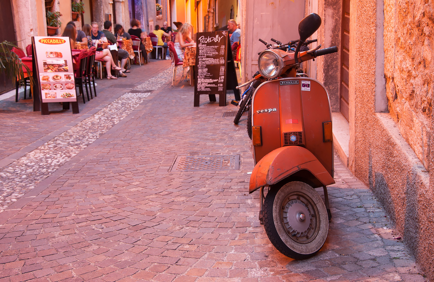 Reis per comfort-class touringcar, compleet verzorgd, Maaskant Reizen Met o.a. Montecassiono, Pompeï, Napels, Sorrento, Maiori en de Amalfikust