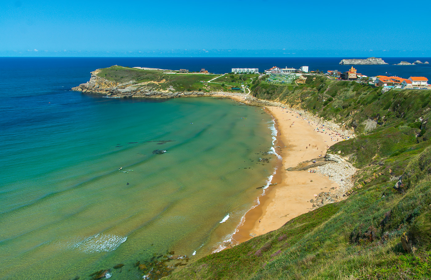 Met Maaskant Reizen per comfort-class touringcar naar Asturië, Cantabrië en Galicië Met o.a. Bilbao, Picos de Europa, Oviedo, Santiago de Compostela, León, Burgos en San Sebastian.