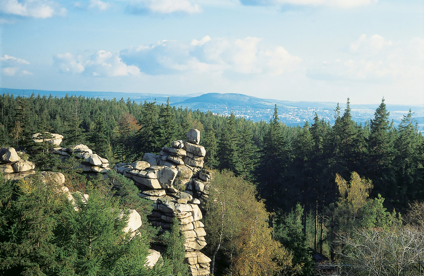 Per comfort-class touringcar van Maaskant Reizen naar Het Ertsgebergte en Saksische zilverroute Busreis Duitsland met o.a. Annaberg-Buchholz, Seiffen, Freiberg, Dresden, Schneeberg en Karlovy Vary