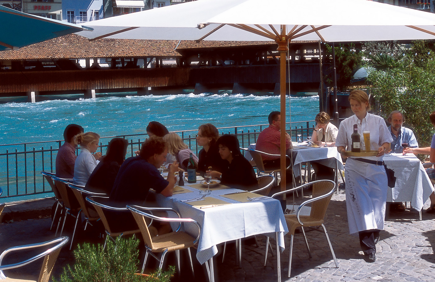 Per comfort-class touringcar van Maaskant Reizen naar Hoogtepunten van Zwitserland, 12 daagse ultieme rondreis  Met o.a. 3 treinreizen, Grindelwald, Zermatt, Davos, Chur, Lago Maggiore en Zürich