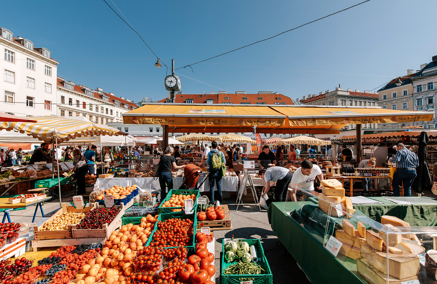 Met Maaskant Reizen, per comfort-class touringcar naar Romantisch Wenen & Wienerwald Met o.a. Wenen, Regensburg, Salzburg, Schönbrunn, Hofburg, Donauturm, Melk en Wienerwald.