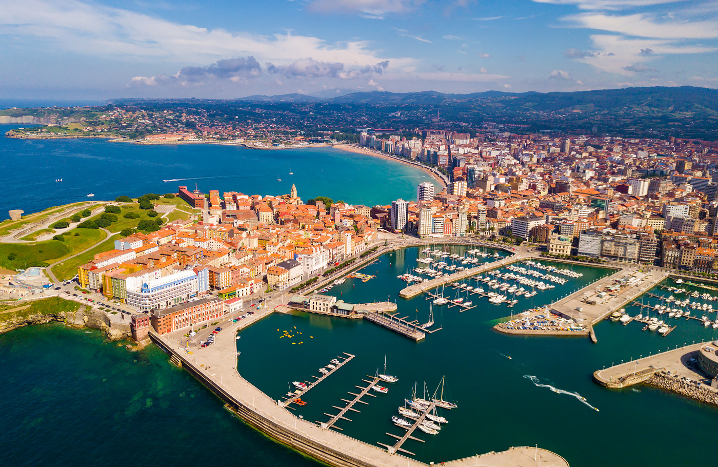 Met Maaskant Reizen per comfort-class touringcar naar Asturië, Cantabrië en Galicië Met o.a. Bilbao, Picos de Europa, Oviedo, Santiago de Compostela, León, Burgos en San Sebastian.