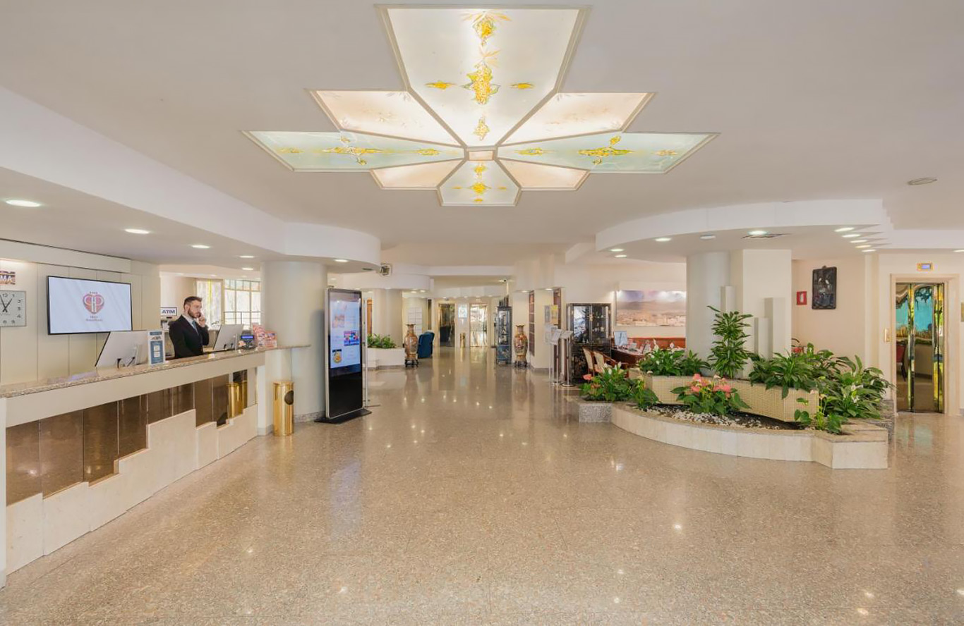 Maaskant Reizen, busreis Rome met Vaticaanstad, reis per luxe comfort-class touringcar waarbij we bezoeken brengen aan o.a. Vaticaans Museum, Sixtijnse Kapel, St. Pieter, Frascati, Castel Gandolfo en Assisi