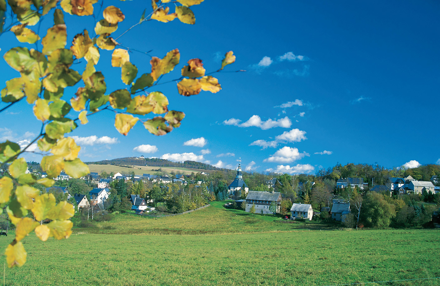 Per comfort-class touringcar van Maaskant Reizen naar Het Ertsgebergte en Saksische zilverroute Busreis Duitsland met o.a. Annaberg-Buchholz, Seiffen, Freiberg, Dresden, Schneeberg en Karlovy Vary