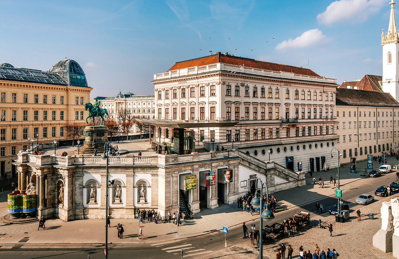 Met Maaskant Reizen, per comfort-class touringcar naar Romantisch Wenen & Wienerwald Met o.a. Wenen, Regensburg, Salzburg, Schönbrunn, Hofburg, Donauturm, Melk en Wienerwald.