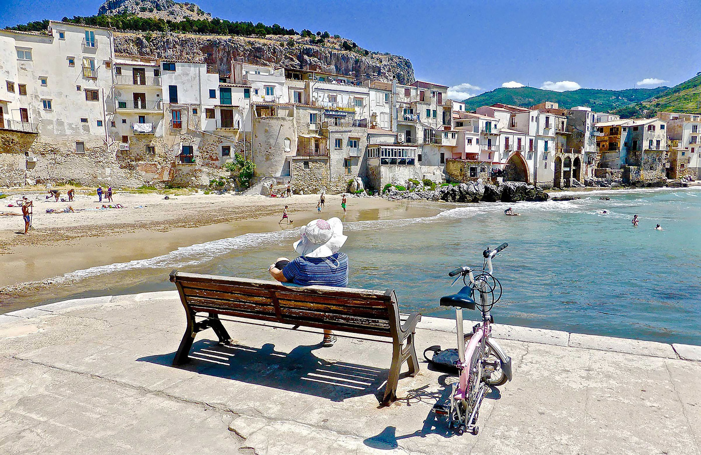 Busreis per comfort-class touringcar, compleet verzorgd Met o.a. Palermo, Cefalù, Ragusa, Syracusa, Roccella Ionica, Tropea en Cosenza