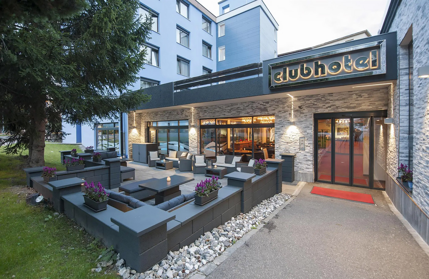 Per comfort-class touringcar van Maaskant Reizen naar Hoogtepunten van Zwitserland, 12 daagse ultieme rondreis  Met o.a. 3 treinreizen, Grindelwald, Zermatt, Davos, Chur, Lago Maggiore en Zürich