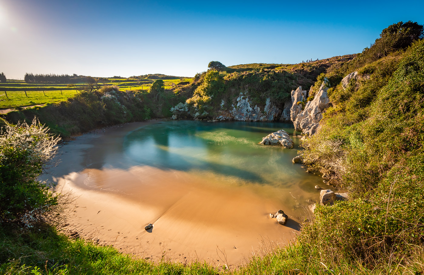 Met Maaskant Reizen per comfort-class touringcar naar Asturië, Cantabrië en Galicië Met o.a. Bilbao, Picos de Europa, Oviedo, Santiago de Compostela, León, Burgos en San Sebastian.