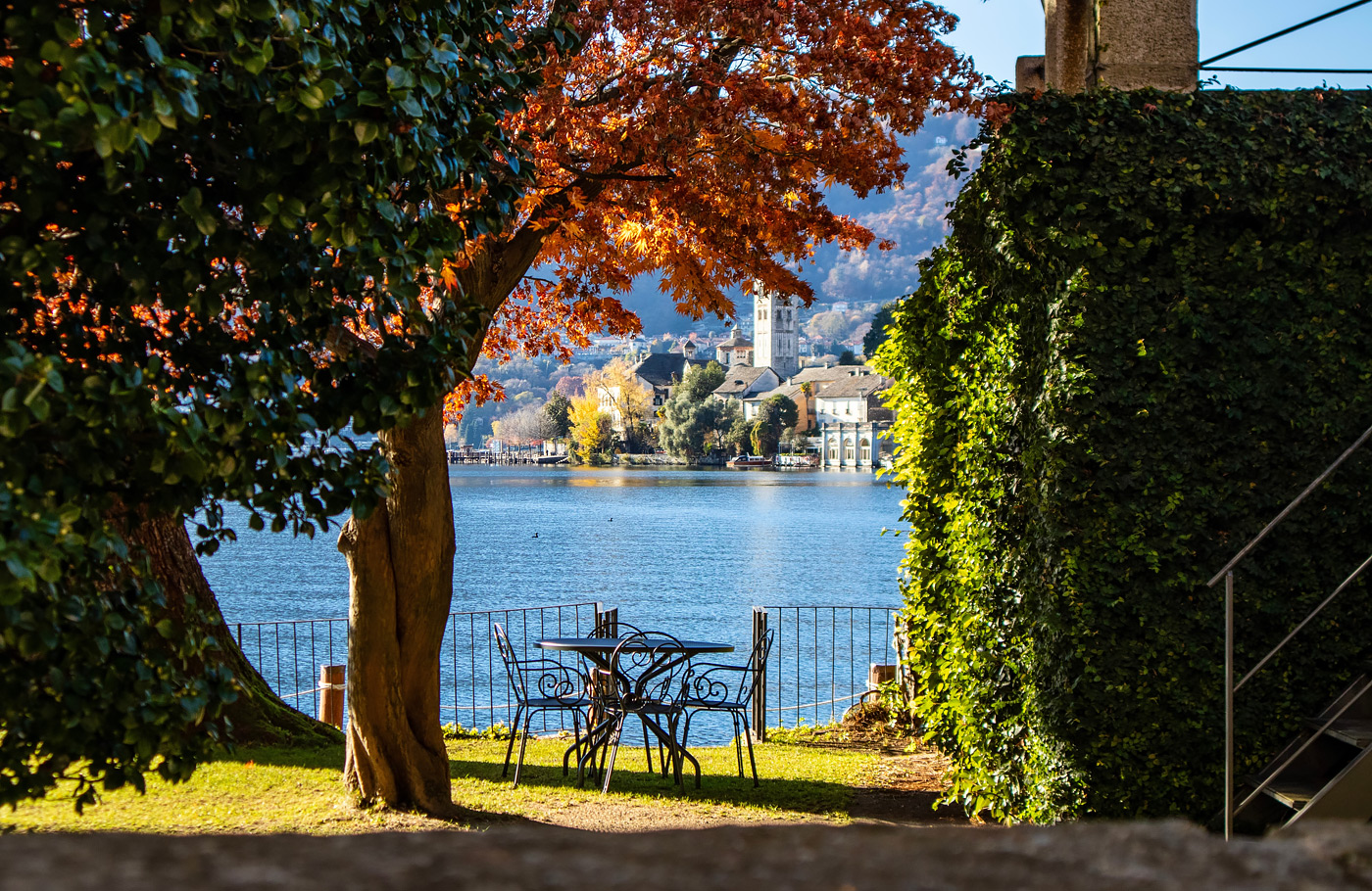 Comfort-class touringcar, busreis, Maaskant Reizen, Met o.a. Cannobio, Stresa, Orta San Giulio en de Borromeïsche eilanden