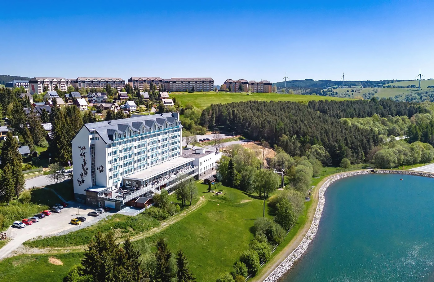 Per comfort-class touringcar van Maaskant Reizen naar Het Ertsgebergte en Saksische zilverroute Busreis Duitsland met o.a. Annaberg-Buchholz, Seiffen, Freiberg, Dresden, Schneeberg en Karlovy Vary