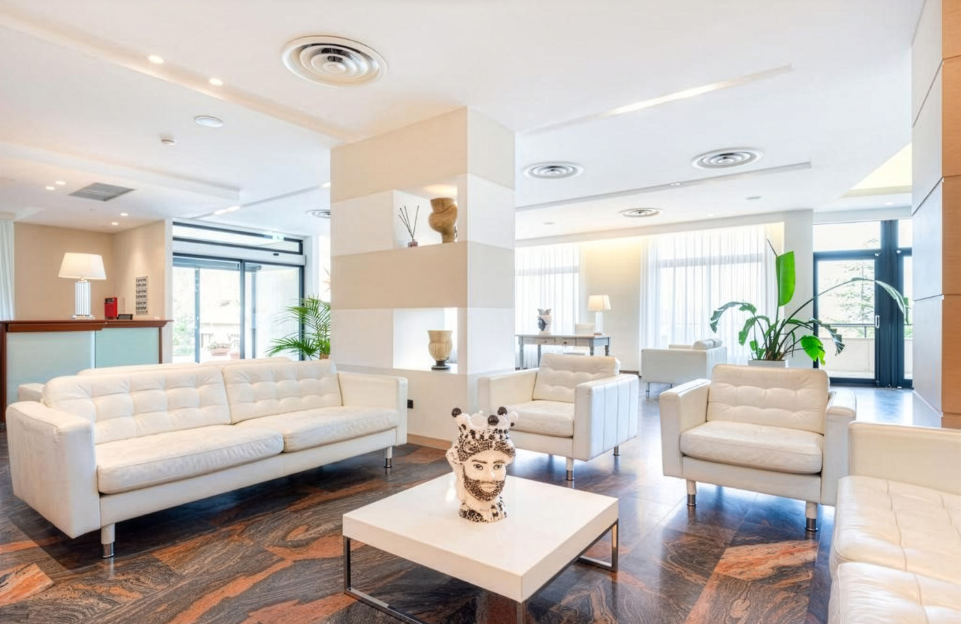 Busreis per comfort-class touringcar, compleet verzorgd Met o.a. Palermo, Cefalù, Ragusa, Syracusa, Roccella Ionica, Tropea en Cosenza