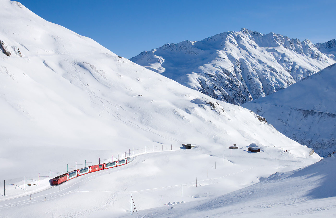 Per comfort-class touringcar van Maaskant Reizen naar Winters Zwitserland per bus en trein Busreis Zwitserland met treinreis over het Glacier Traject en excursies naar Appenzell, Werdenberg, Davos en Klosters